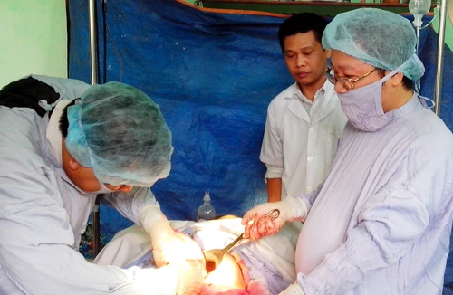 Bộ Y tế biểu dương kíp bác sĩ hết lòng vì người bệnh