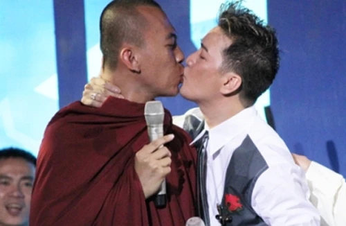 Có phải ca sĩ Đàm Vĩnh Hưng bị ngải quật đến mức mất tự chủ?