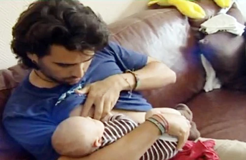 Kỳ tích nuôi con bằng sữa cha