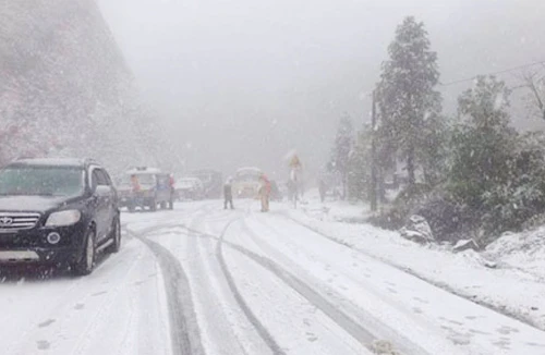 Tuyết rơi trắng xóa Sa Pa gây tắc nghẽn giao thông nhiều giờ