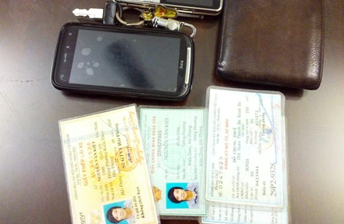 Chiếc điện thoại lạ trong người