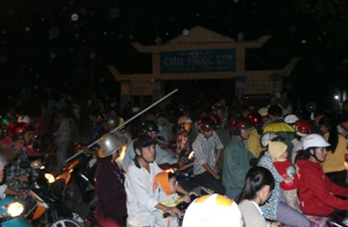 Kim thân Đức Phật hiện hình làm hàng vạn người đổ xô đến chiêm bái