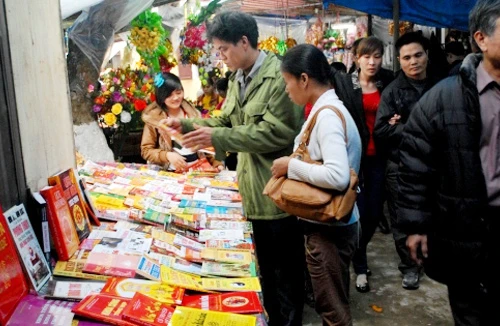 Cuối năm - “mùa” làm ăn của sách tử vi, bói toán 