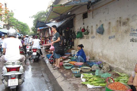 Dẹp xong, chợ “cóc” lại mọc