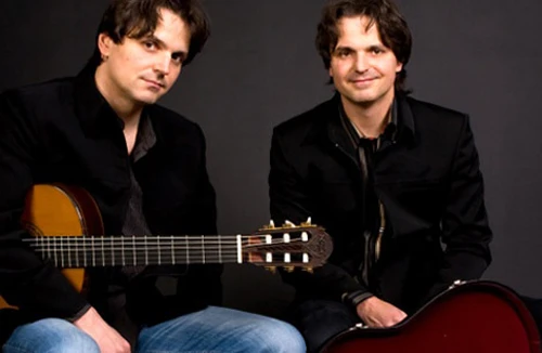 Gặp cặp anh em song sinh bậc thầy về guitar