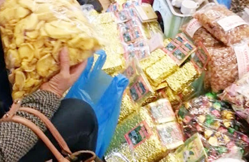 Thị trường bánh kẹo Tết: Mập mờ chất lượng