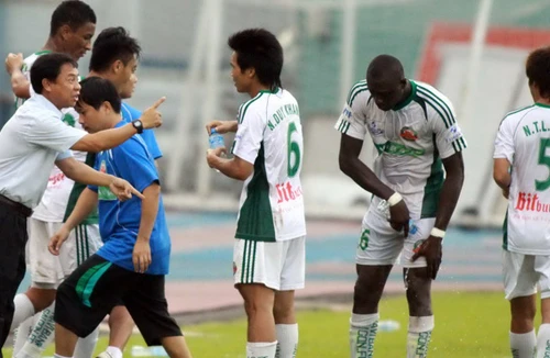 V-League láo nháo vì... tiền