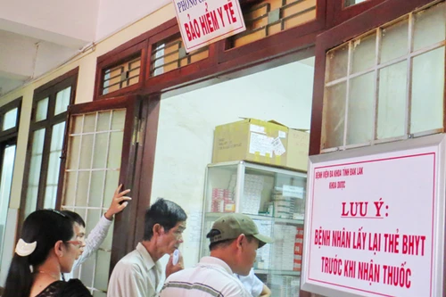 Bắt buộc mua bảo hiểm y tế là không khả thi