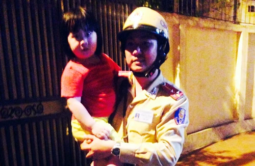 CSGT tìm gia đình cho cháu bé 3 tuổi bị lạc