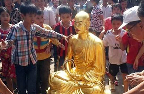 Hàng loạt hành động ngược đời của sư thầy ném tượng cổ xuống sông