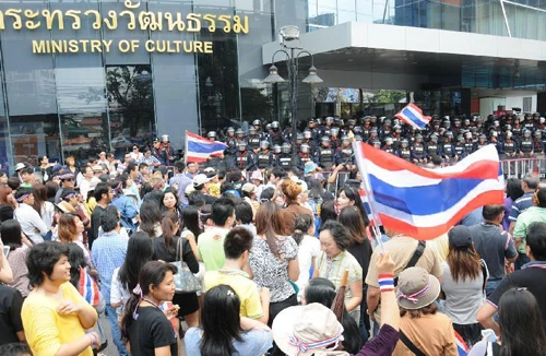 Biểu tình lan rộng, Thủ tướng Thái Lan đề nghị đối thoại