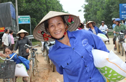 Hạt gạo ấm lòng dân vùng lũ Hương Sơn
