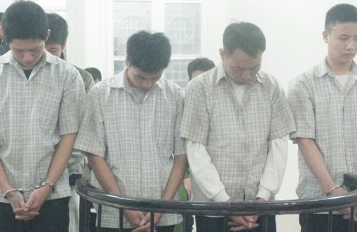 Gây sự ở quán karaoke, rồi vô cớ giết người