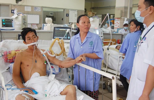 Kiệt quệ vì chữa rắn cắn