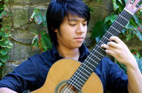 Thần đồng guitar cổ điển trình diễn tại Hà Nội