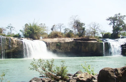 Chạm vào thác Đray