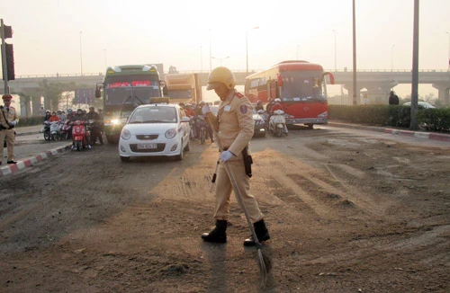 CSGT dọn dầu loang 