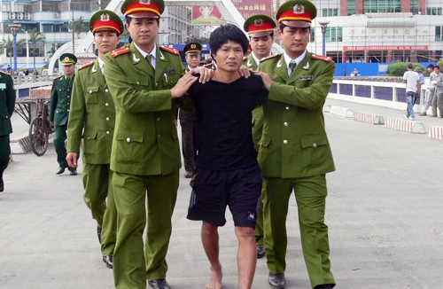 Khoét thủng tường trại giam trong 7 ngày, che giấu bằng cơm trộn vữa