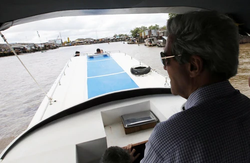 Ông John Kerry thăm chiến trường xưa ở vùng sông nước Cà Mau