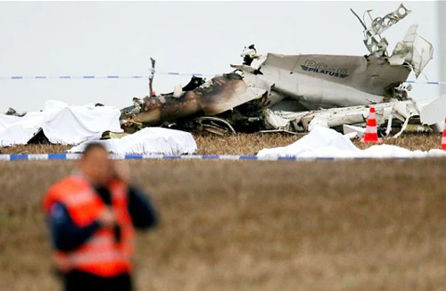 Rơi máy bay hạng nhẹ, 11 người chết 