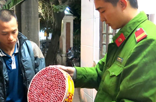 Bắt đối tượng vận chuyển gần 100 kg pháo