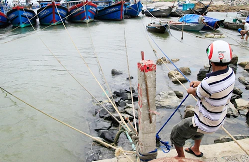 Bão số 13 chưa qua, bão số 14 đã tới