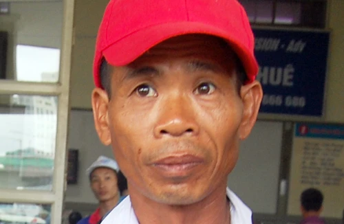 Nhắn tin mua vé tàu cũng vất vả