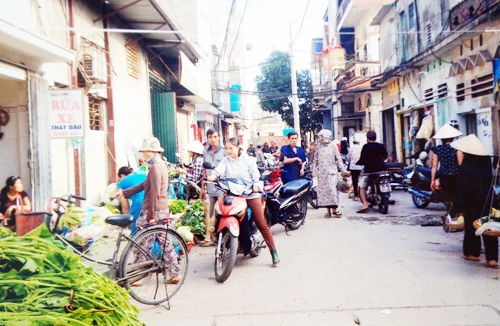 Chợ cóc “bao vây” chợ chính