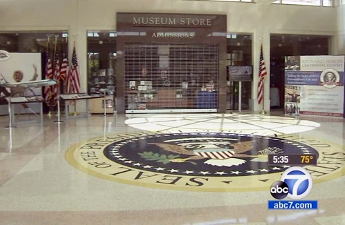 Cánh cửa vẫn khép