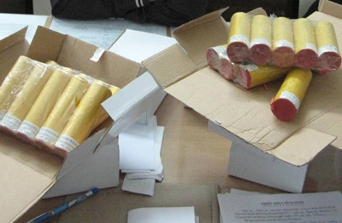 Thu giữ 10 bao tải pháo điện