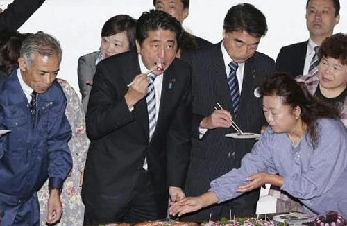 Thủ tướng Abe ăn bạch tuộc ở Fukushima