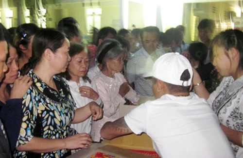 Giang hồ xăm trổ đầy mình, từng vào tù ra tội nấu cháo từ thiện cho bệnh nhân ung thư