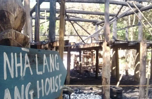 Du khách bất cẩn làm cháy nhà sàn đặc biệt quý hiếm