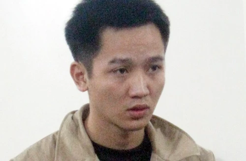 Bị hại bật khóc khi ôm… bị cáo 