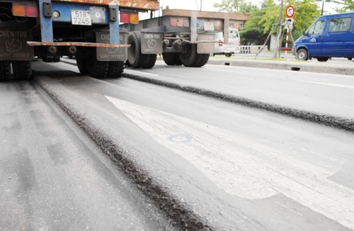 QL1A vừa nâng cấp đã hỏng: Thủ phạm do thời tiết và xe quá tải?