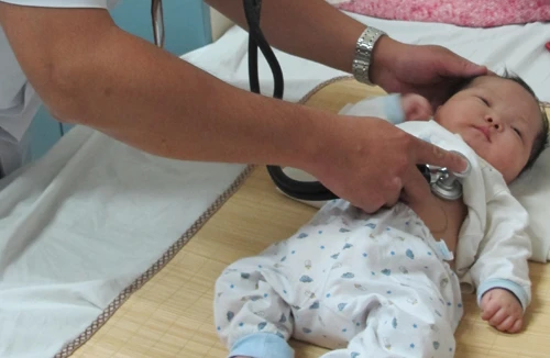 Cứu sống bé 3 tháng tuổi tim đã ngừng hoạt động