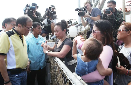 Tổng thống Philippines trực tiếp chỉ đạo cứu trợ tại Tacloban 