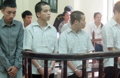 Cay cú, cướp tiền thua bạc