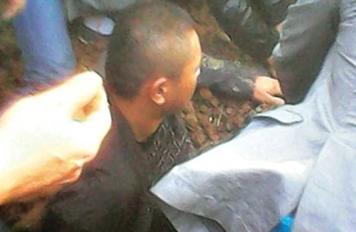 Điều tra cán bộ thôn ra lệnh “chôn sống” 5 người