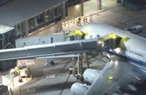 Bắt giữ nghi can đánh bom sân bay quốc tế Los Angeles