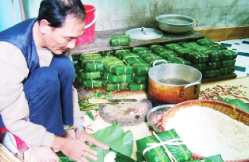 Luộc bánh chưng bằng nước "giếng thần"