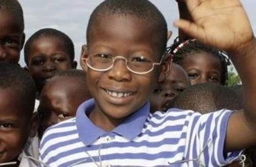 Xóa mù chữ nhờ kính 1 đôla 