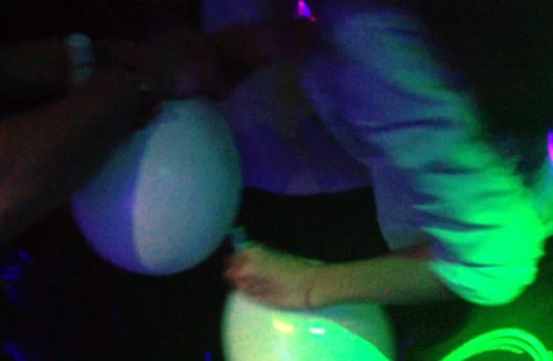 “Bóng cười” - thú chơi quái đản