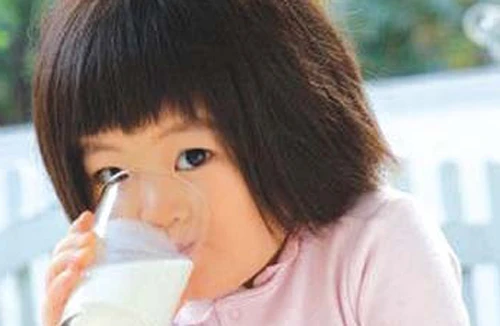 Uống sữa ngoại lo ngại an toàn