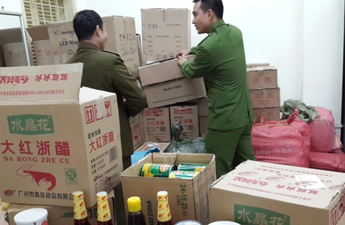 Bắt 1 xe tải chở thực phẩm không rõ nguồn gốc