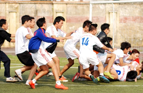 Ứng viên vô địch lên tiếng