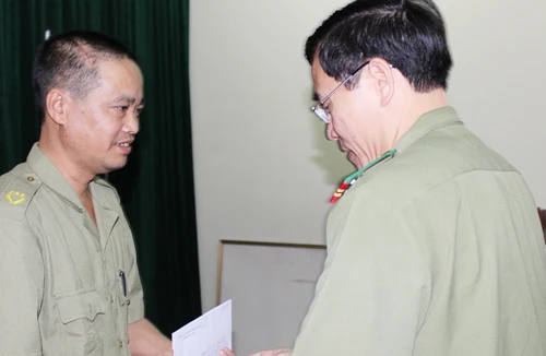 Thăm Phó công an xã bị thương khi làm nhiệm vụ