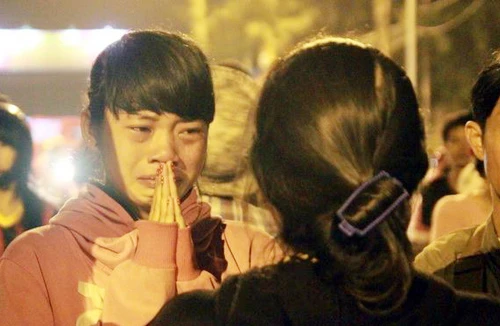 Nỗi đau tột cùng bên thi thể 7 học sinh bị sóng cuốn trôi