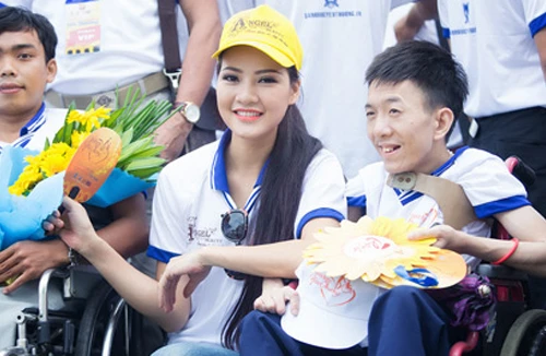 Hoa hậu đi bộ vì người khuyết tật