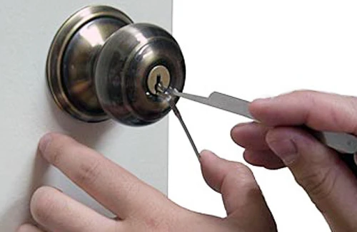 Phạm nhân có biệt tài mở khóa và 3 kẻ trốn trại chỉ trong 5 phút vượt tường giam